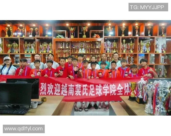 女子与两位足球球星合影留念展现激情瞬间与友谊情谊