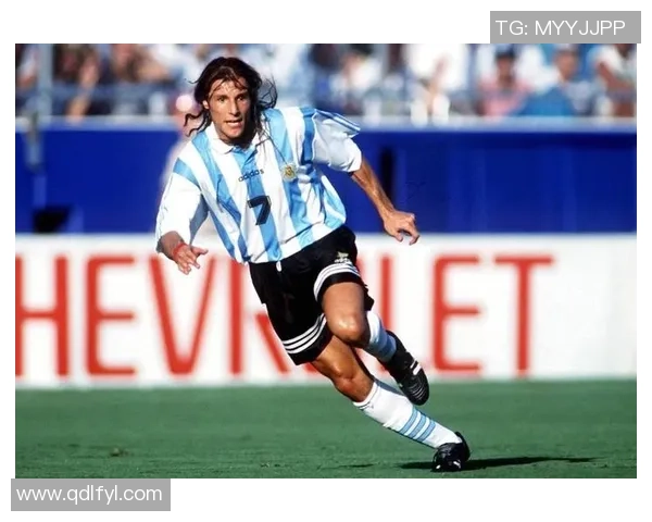 没有球星架子的足球巨星如何赢得球迷尊敬与队友真心