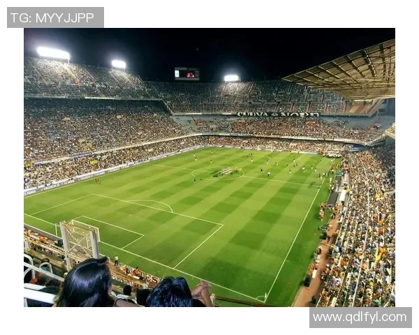 足球星辉耀绿茵场，传奇球员与歌声共舞的荣耀时刻