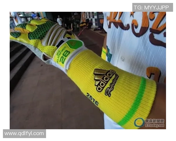 足球球星佩戴护腕的多重功能与时尚意义解析